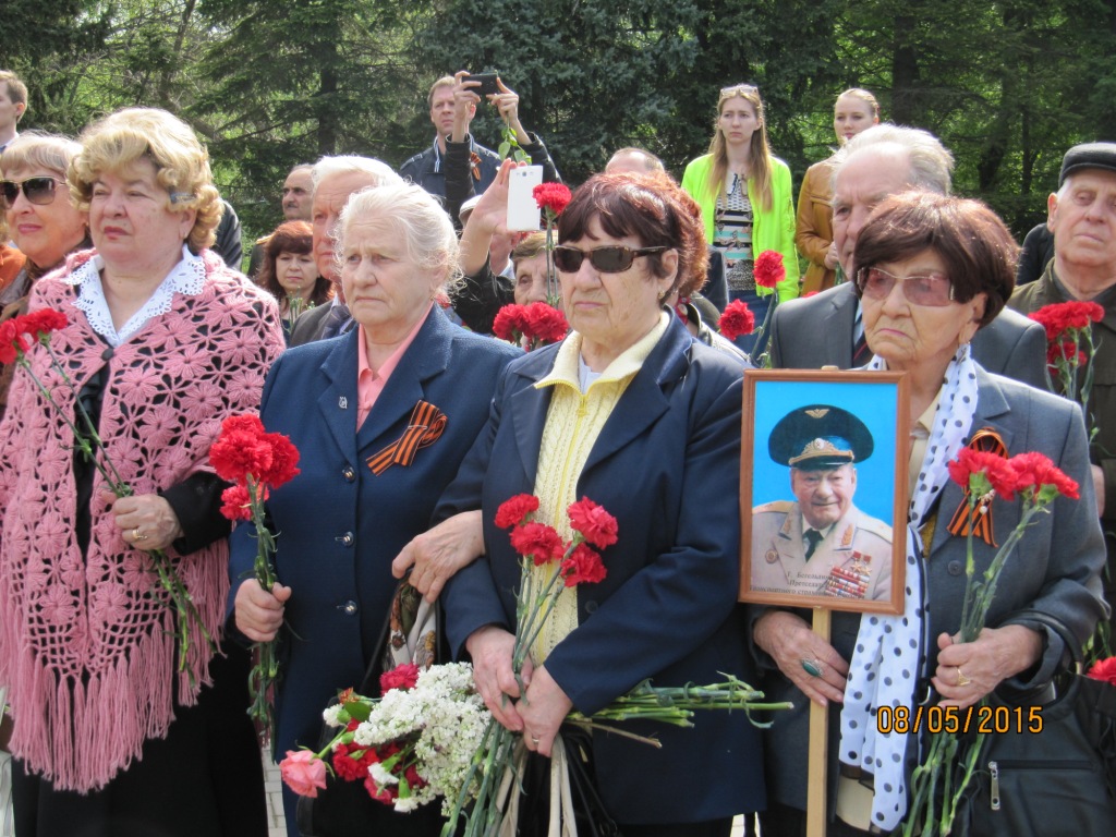 Возложение цветов к памятникам в честь Дня Победы
